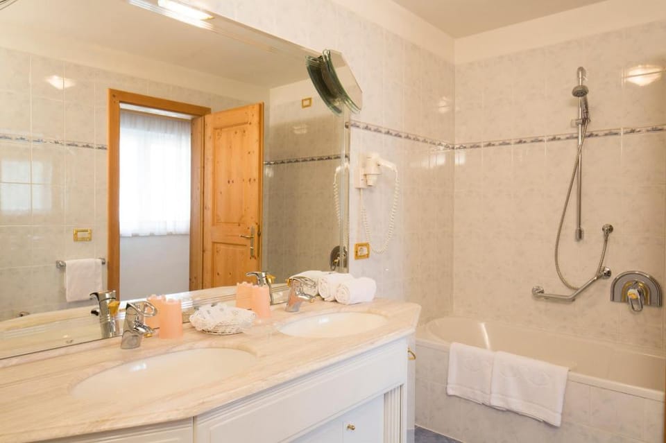Residence La Selva for Mountain Lovers with Pool Apartment in Sëlva