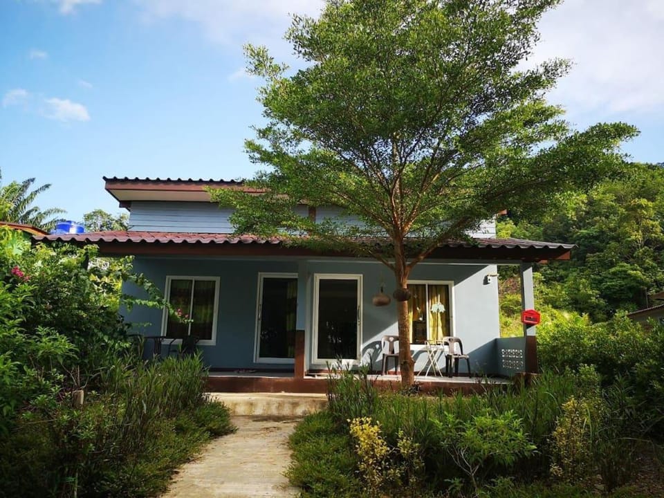 Baan Nomtham Apt 1 /mini kitchen Vacation rental in Sala Dan