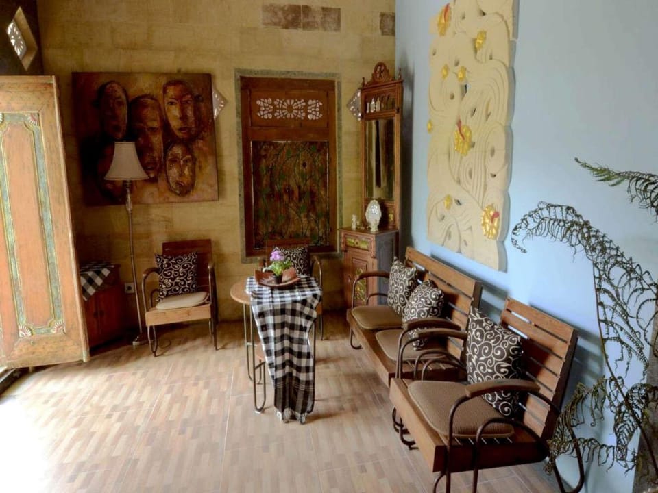 One bedroom ,w/Balcony , aircon, wifi, breakfast  Vacation rental in Sukawati