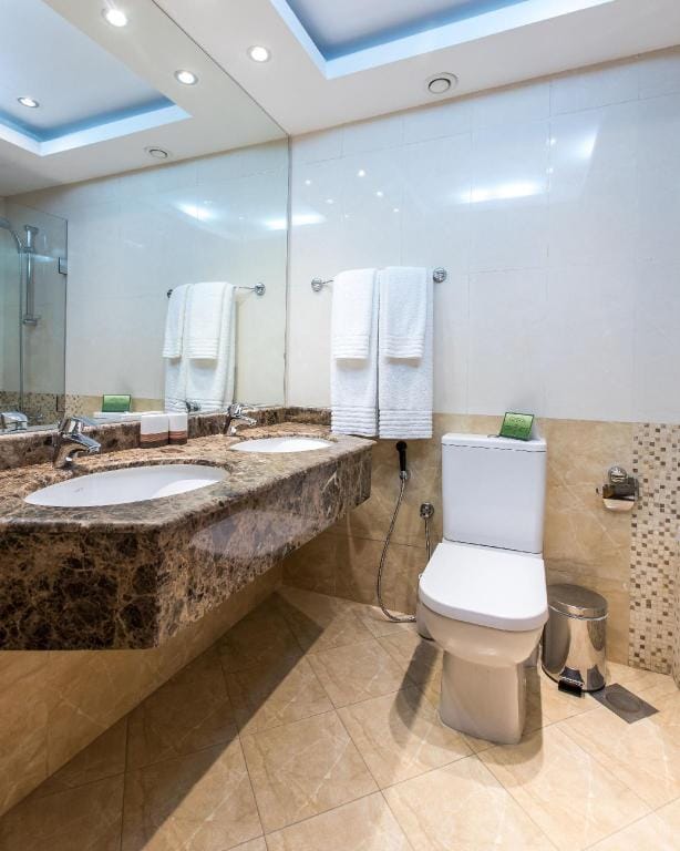 Huge apt, ideal location, perfect for larger group Apartment in Dubai