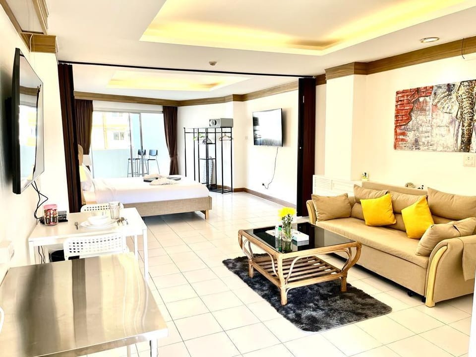 PATONG BEACH GARDENS, 65m2 , Fast WIFI, Pool, Gym Apartment in Patong