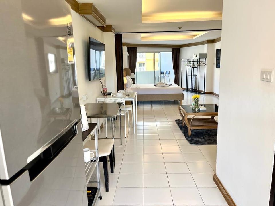 PATONG BEACH GARDENS, 65m2 , Fast WIFI, Pool, Gym Apartment in Patong