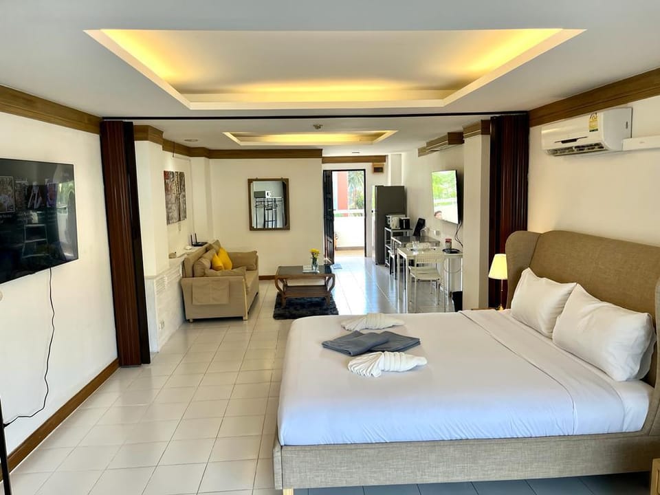 PATONG BEACH GARDENS, 65m2 , Fast WIFI, Pool, Gym Apartment in Patong