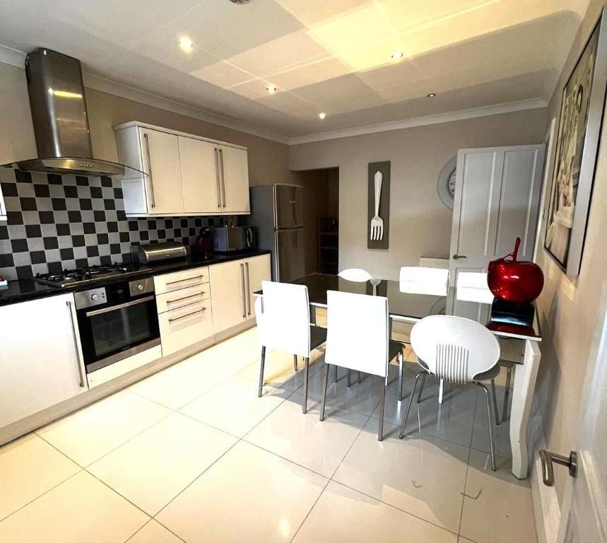 Attractive Finnieston Apt w/parking, near Hydro Apartment in Glasgow