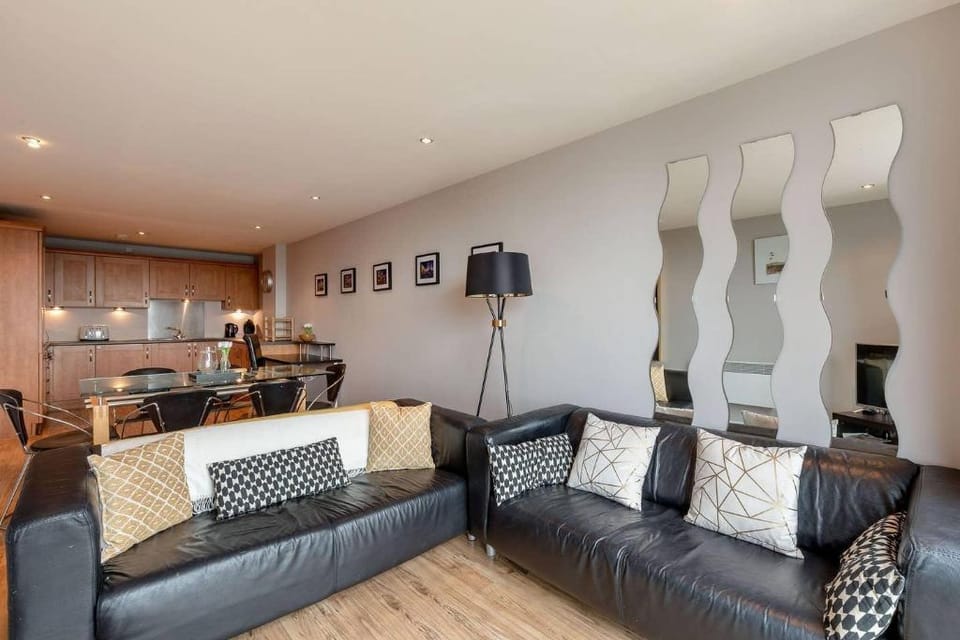 Close to Hydro/SEC, Modern riverside apt w/parking Apartment in Glasgow