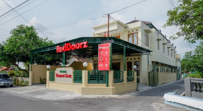 RedDoorz near Stadion 45 Karanganyar Bed and Breakfast in East Java