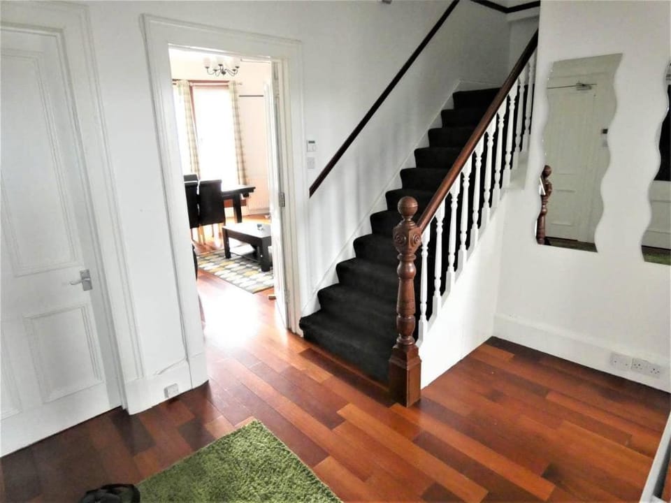 4 bed apt near GLA airport Apartment in Paisley
