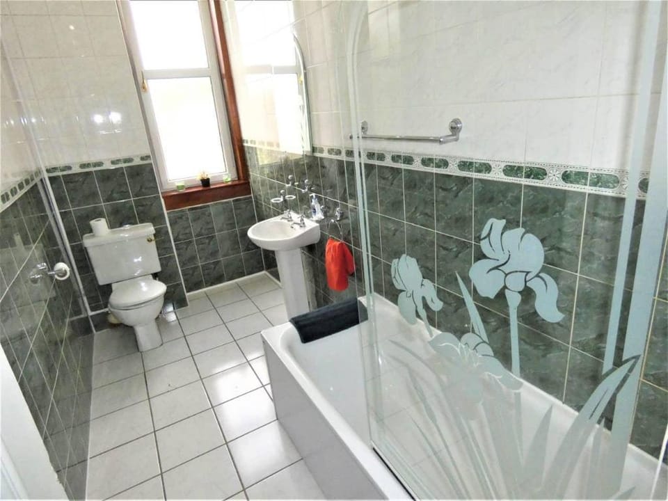 4 bed apt near GLA airport Apartment in Paisley