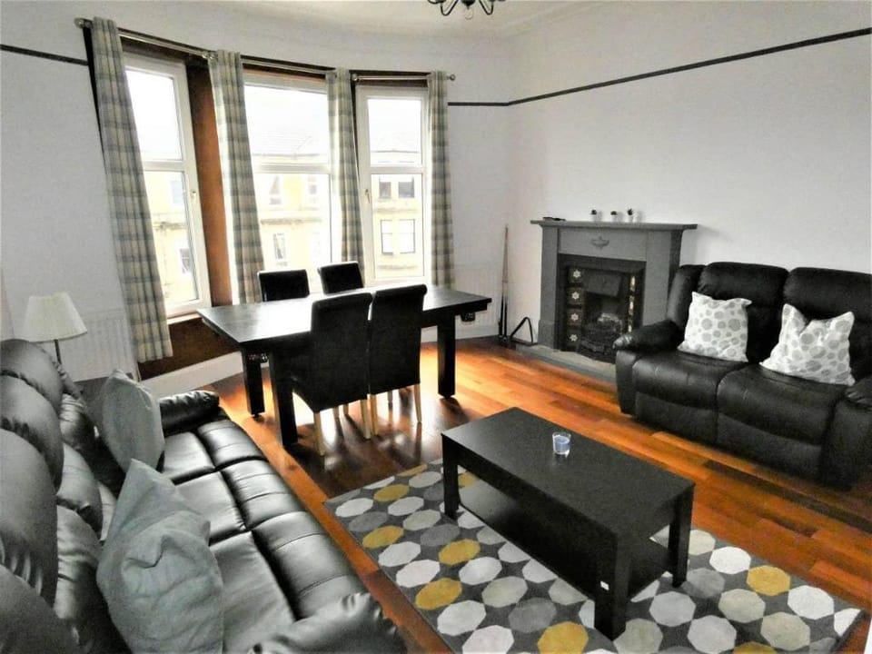 4 bed apt near GLA airport Apartment in Paisley