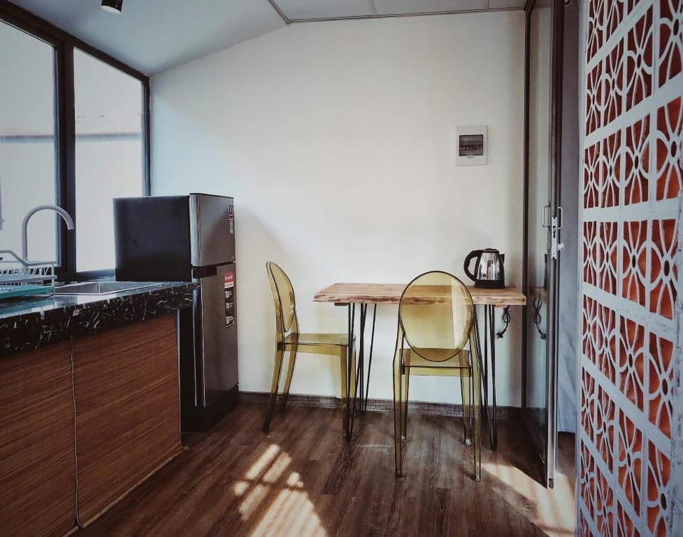 Sunny Room - Plant Yard/ Netflix Apartment in Hanoi