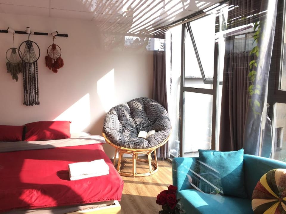 Sunny Room - Plant Yard/ Netflix Apartment in Hanoi