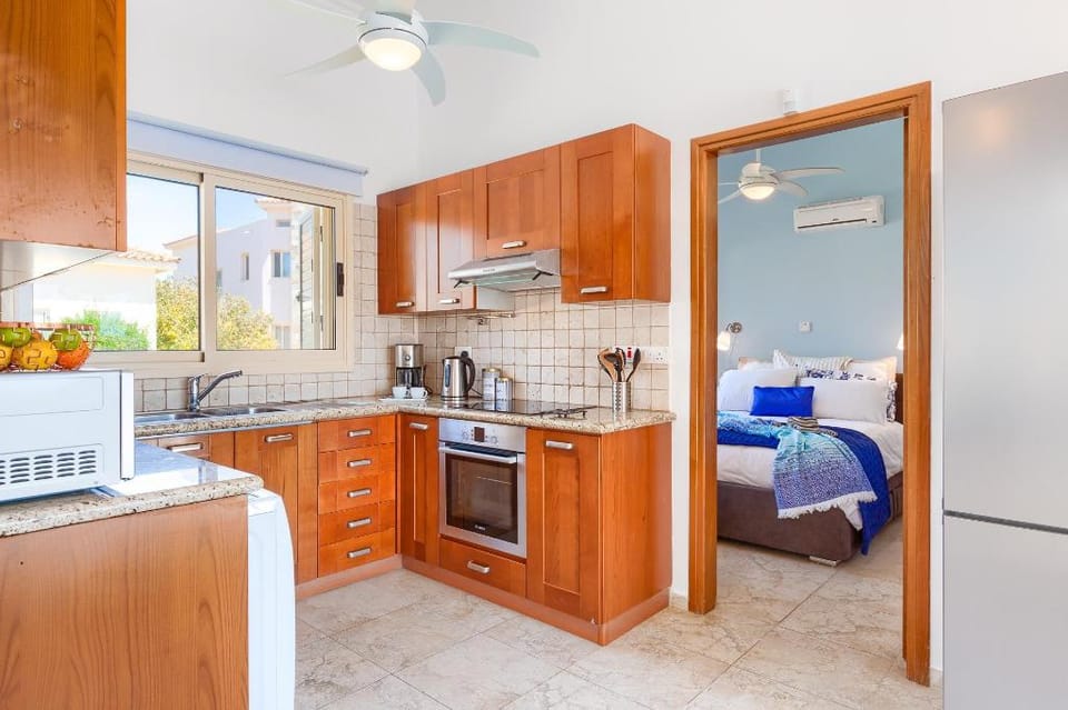 Acapulco, 3 Bed, Heated Pool, Hot Tub, Nr. Beach Villa in Peyia