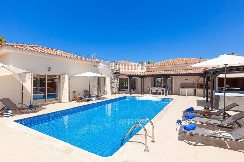 Acapulco, 3 Bed, Heated Pool, Hot Tub, Nr. Beach Villa in Peyia