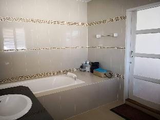 Clean and cozy bedroom with big bathroom. Vacation rental in Thailand