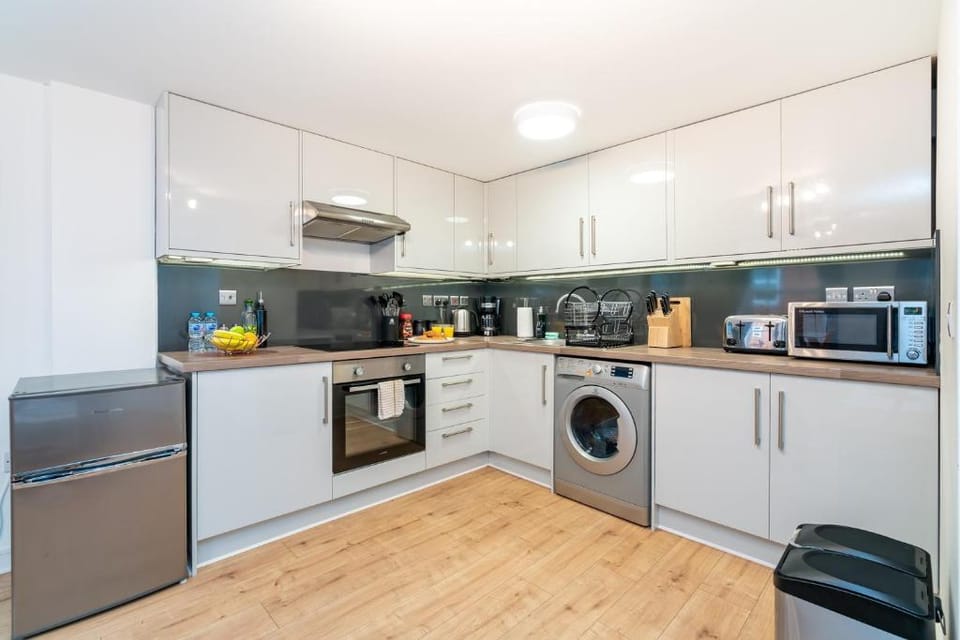 Central Apartment With 55'' Smart TV, Netflix Apartment in Andover