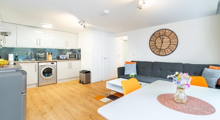 Central Apartment With 55'' Smart TV, Netflix Apartment in Andover