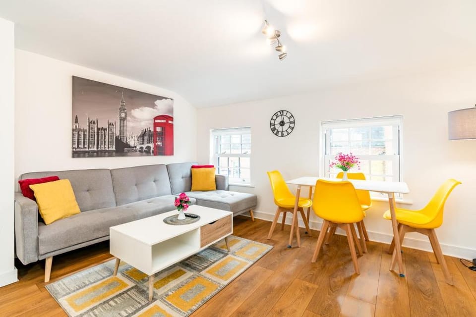 Town Center Apartment With 55'' Smart TV, Netflix Apartment in Andover