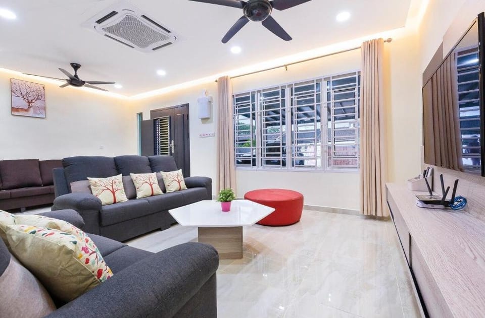 668Homestay Tmn Sentosa (17 Pax) Near Mid Valley Vacation rental in Johor Bahru