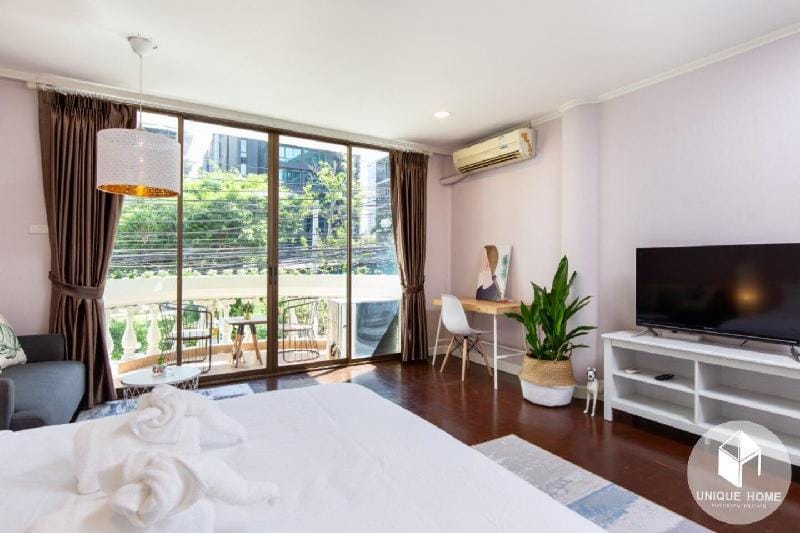 2F&3F in Townhouse @BTS NANA Bar Street/Asok T21 Vacation rental in Bangkok