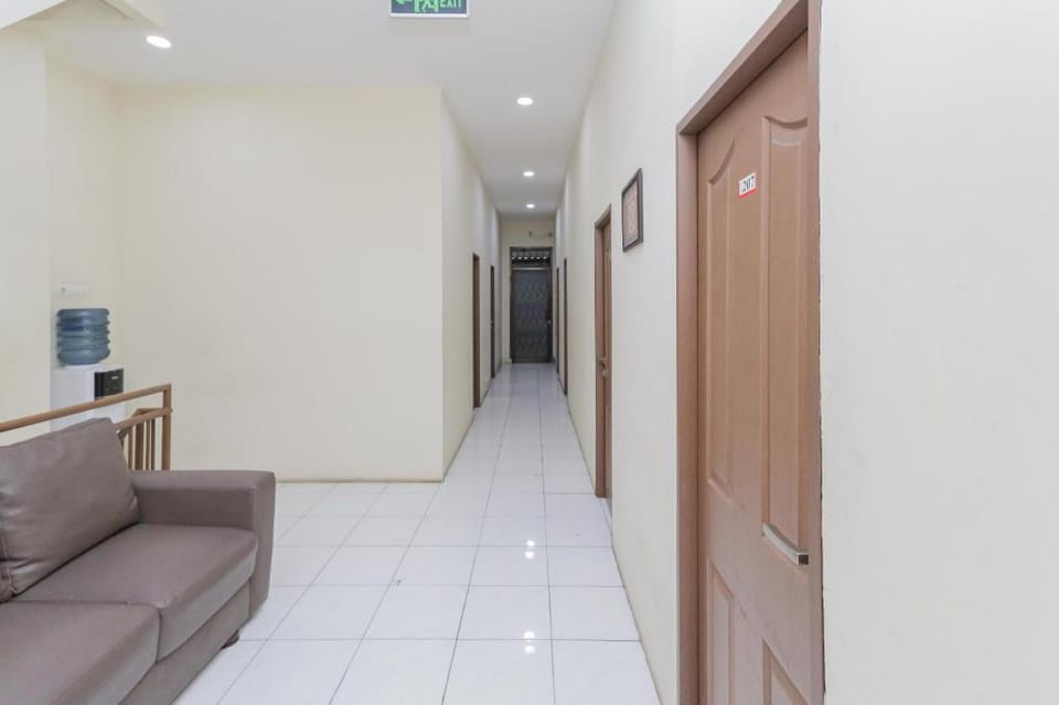 RedDoorz near BG Junction Surabaya Hotel in Surabaya