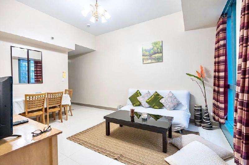 Condo for 6 at Uptown BGC w/ Wifi+Pool+Gym+Parking Apartment in Makati