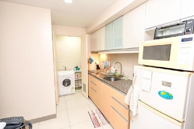 Condo for 6 at Uptown BGC w/ Wifi+Pool+Gym+Parking Apartment in Makati
