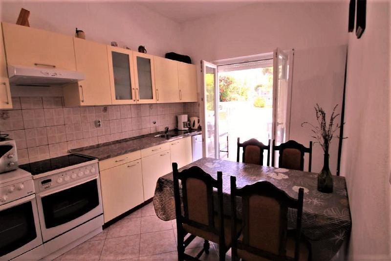 Apartment Daisy to 9 p. with 3 Terrace, Apartment in Lika-Senj County
