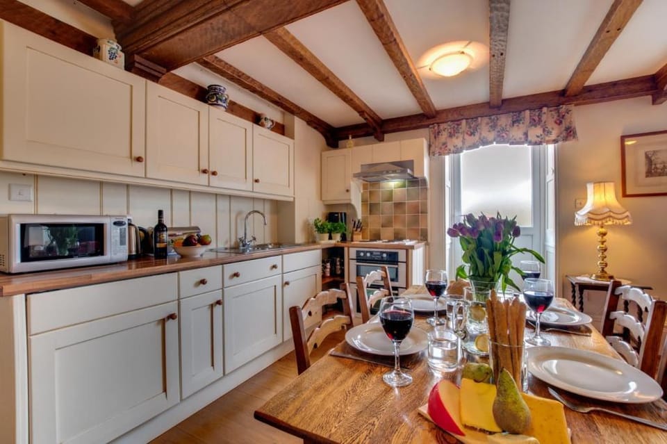 Traditional Country Cottage with Private Hot Tub Vacation rental in England