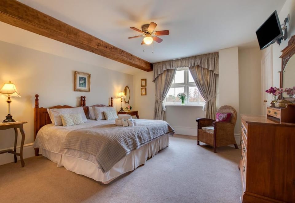 Traditional Country Cottage with Private Hot Tub Vacation rental in England