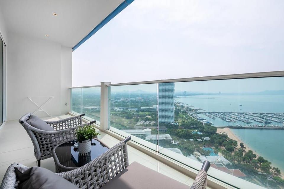 Beachfront 2BR Condo – Ocean View & Beach Access Apartment in Pattaya City