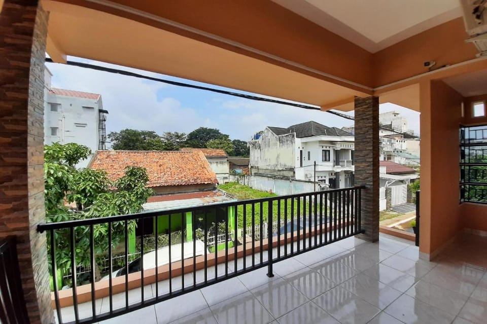 OYO 2898 kost Irfani Hotel in Indonesia
