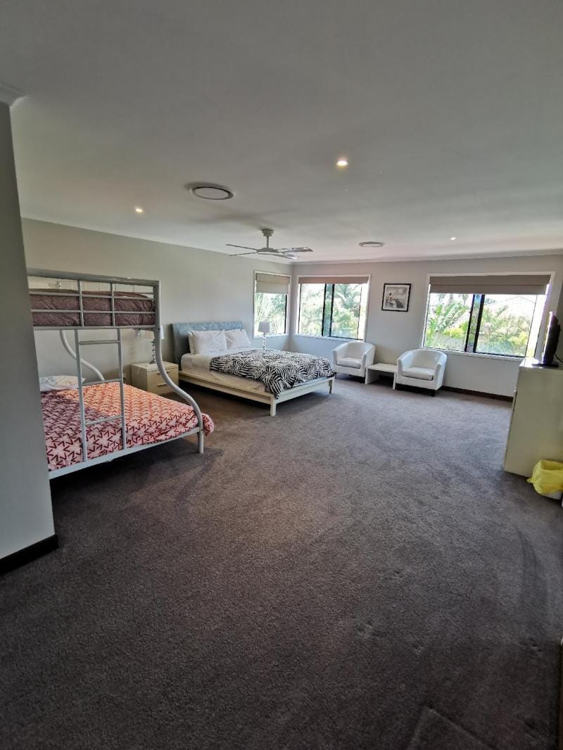 Huge modern House with 3 months minimum stay Vacation rental in Gold Coast