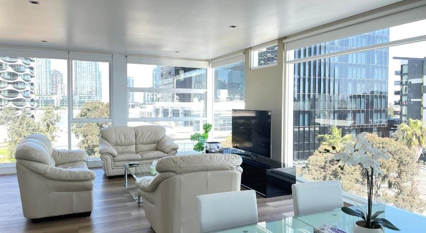 Luxury Penthouse Right Above The District Dockland Apartment in Melbourne