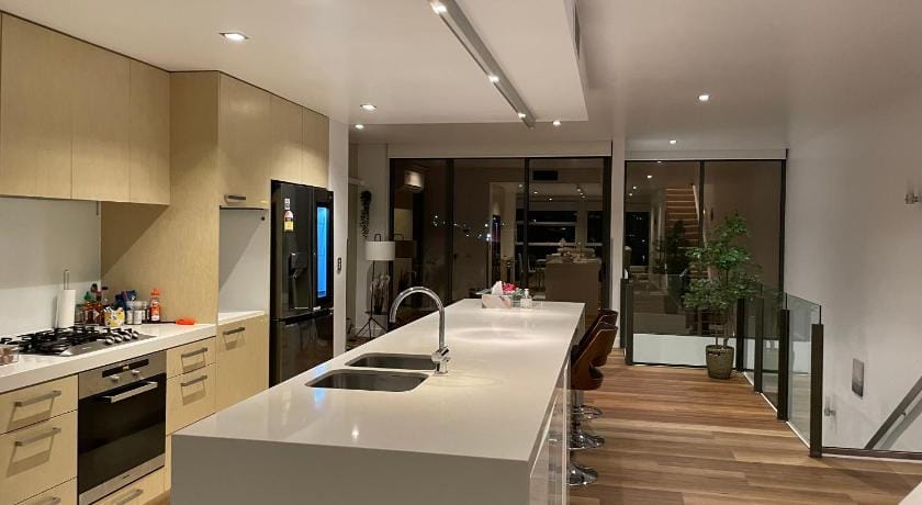 Luxury Penthouse Right Above The District Dockland Apartment in Melbourne