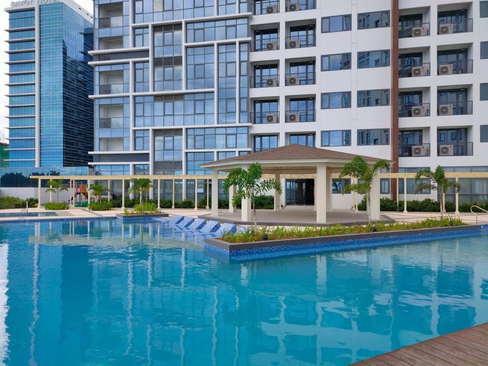 NEW Condo in Mactan Newtown w Pool, Balcony, Wifi Apartment in Lapu-Lapu City