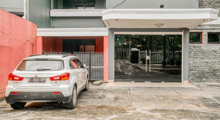 RedDoorz near Plaza Senayan Hotel in South Jakarta City
