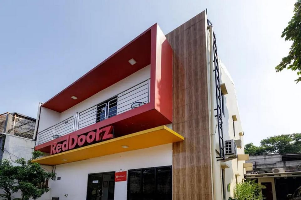 RedDoorz Plus near Trans Studio Cibubur 2 Hotel in Jakarta