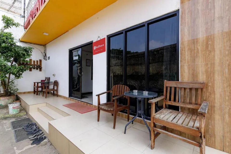 RedDoorz Plus near Trans Studio Cibubur 2 Hotel in Jakarta