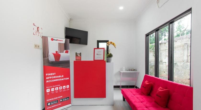 RedDoorz Plus near Trans Studio Cibubur 2 Hotel in Jakarta