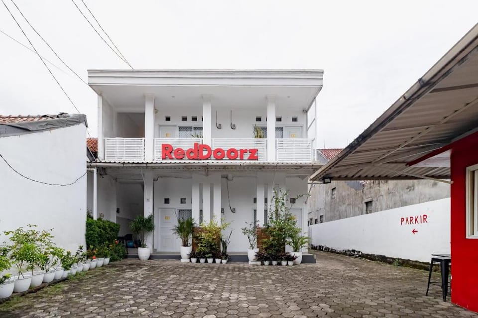 RedDoorz Syariah near RSUD Bogor Hotel in West Java