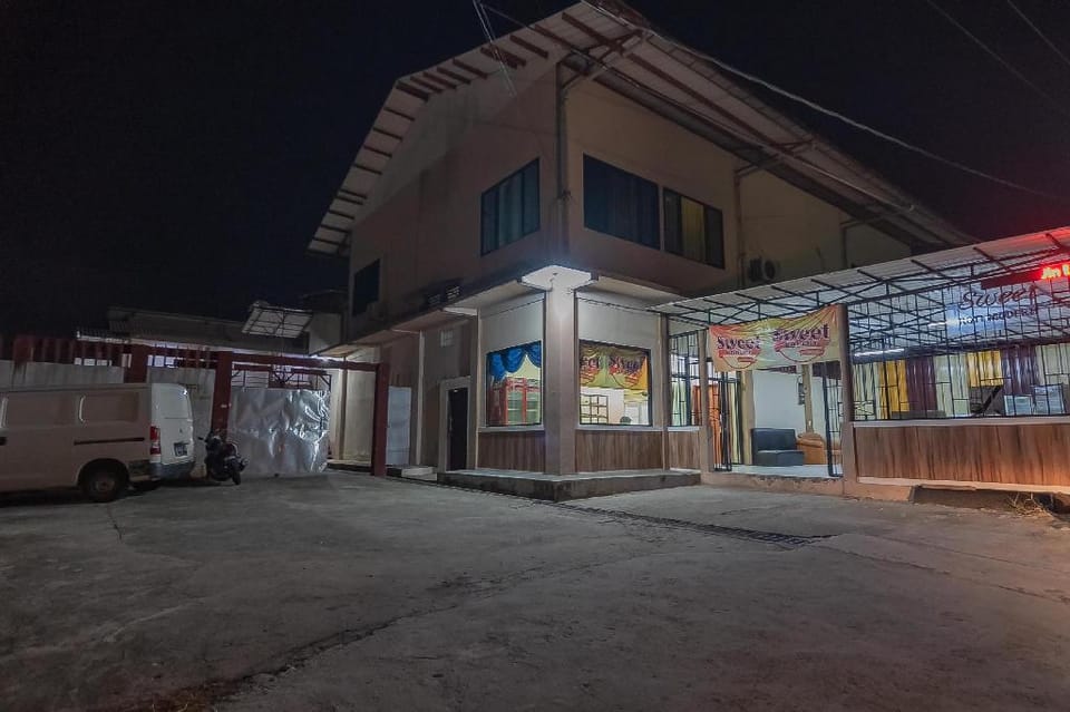 RedDoorz Plus @ Bukit Cinta Street Balikpapan Hotel in Indonesia