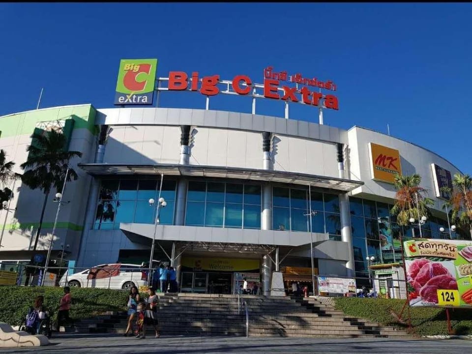 Geek Homestay with minibar & Kingbed &swimmingpool Apartment in Pattaya City