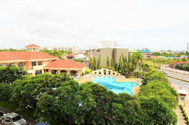 Large modern 1 bed with pool view + Kitchen Apartment in Pattaya City