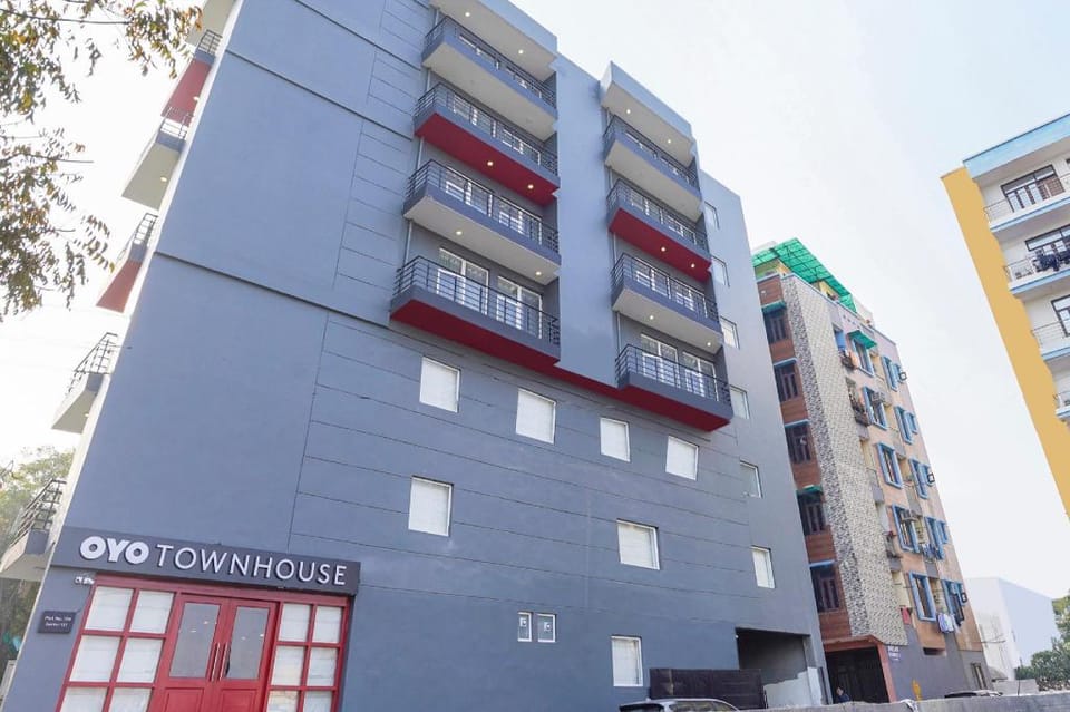 Townhouse Hotel Royal Adress Nearest Parthala Chowk Hotel in Noida