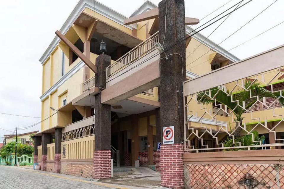 RedDoorz Syariah near Jalan A Yani KM 8 Citraland Bed and Breakfast in Indonesia