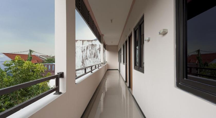 Nilskost Syariah RedPartner near UPN Surabaya Bed and Breakfast in Surabaya