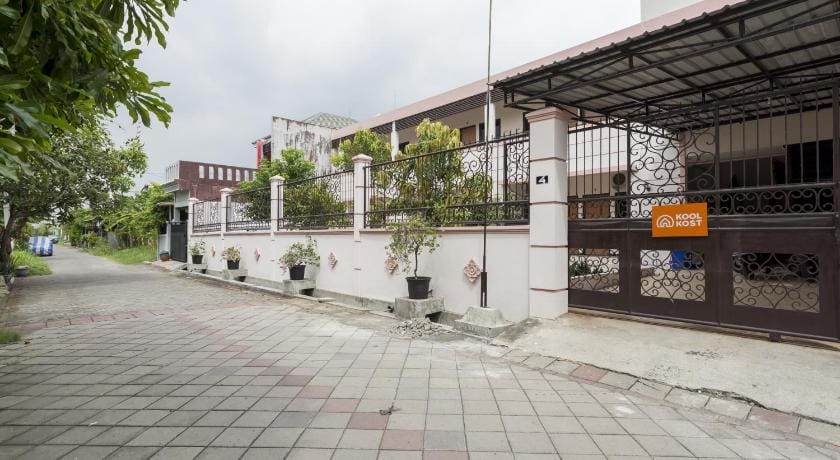 Nilskost Syariah RedPartner near UPN Surabaya Bed and Breakfast in Surabaya