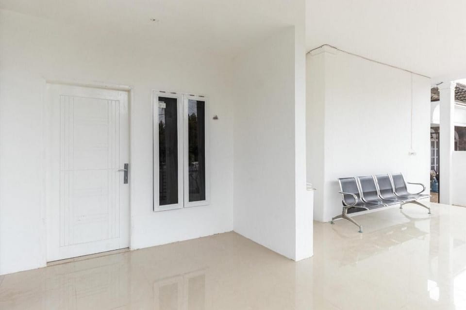 RedDoorz @ Medan Johor Bed and Breakfast in Indonesia