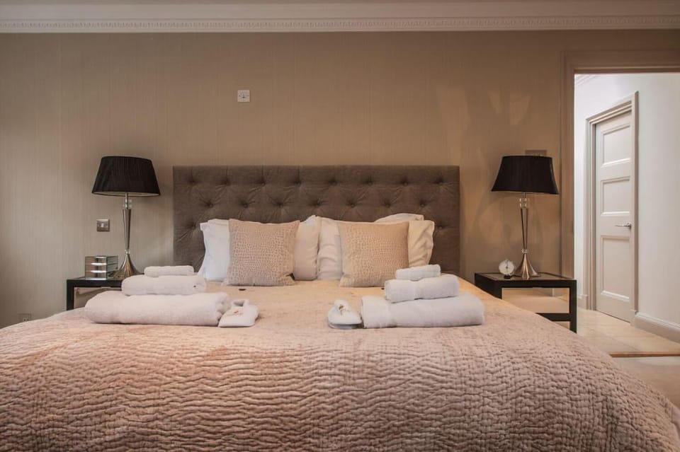 North Audley Street Elegant 3 Bedroom Apartment in City of Westminster