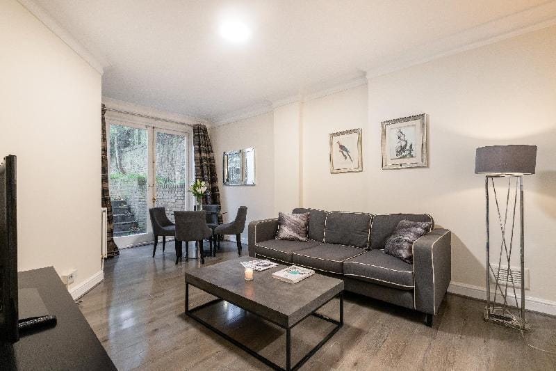 2 BDR Ground Floor Apt + Patio in Earls Court Apartment in City of Westminster